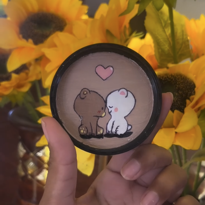 Round magnet with two cuddling bears and a heart