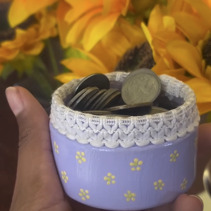 Lavender keepsake pot with daisies and lace rim